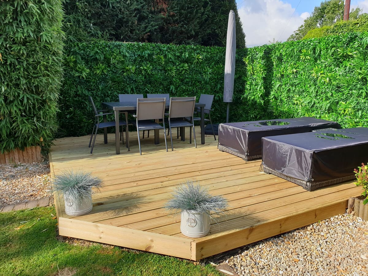 Decking by Stone Valley Landscapes