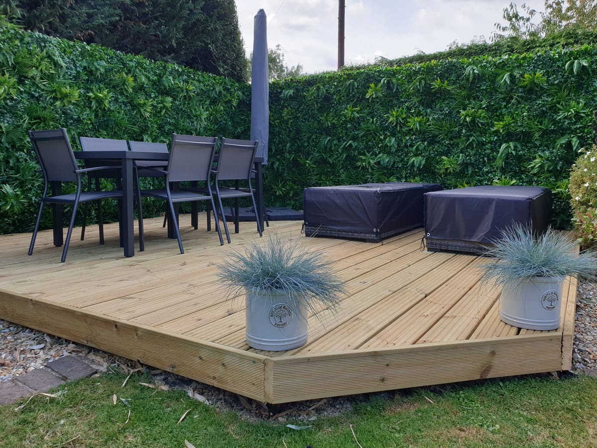 Decking by Stone Valley Landscapes